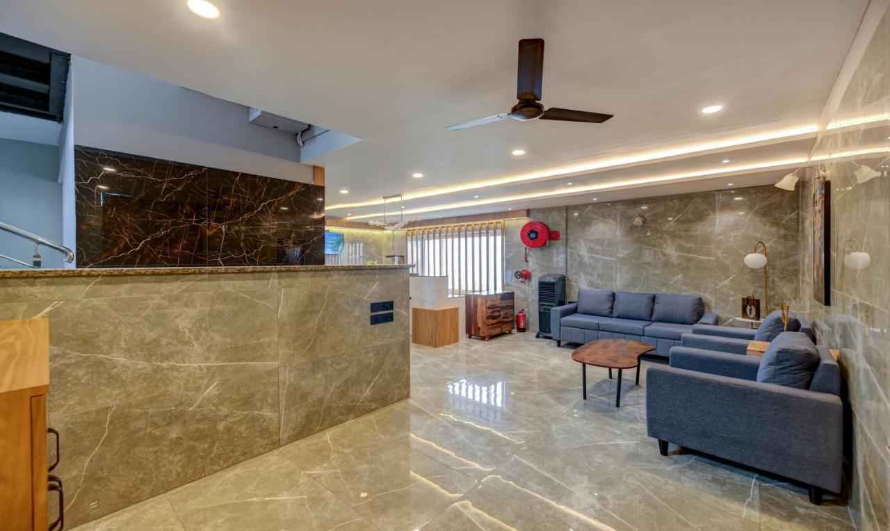 Treebo Aasma Downtown Hotel บูบันเนสชวาร์ ภายนอก รูปภาพ
